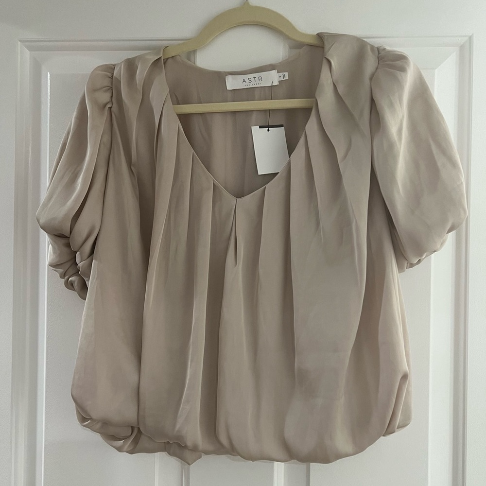 NWT ASTR Puffy blouse ✨